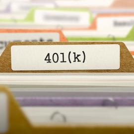 Una carpeta de archivos con la etiqueta "401k", que representa un documento financiero relacionado con los ahorros para la jubilación.